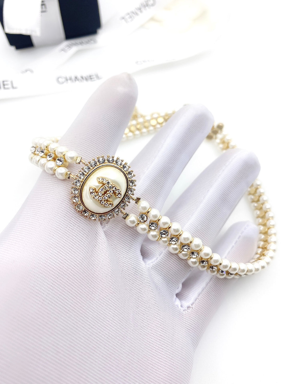 Pearl Pearl-Detail Pendant Necklace – Pearl Detail – Design 046 close-up detail