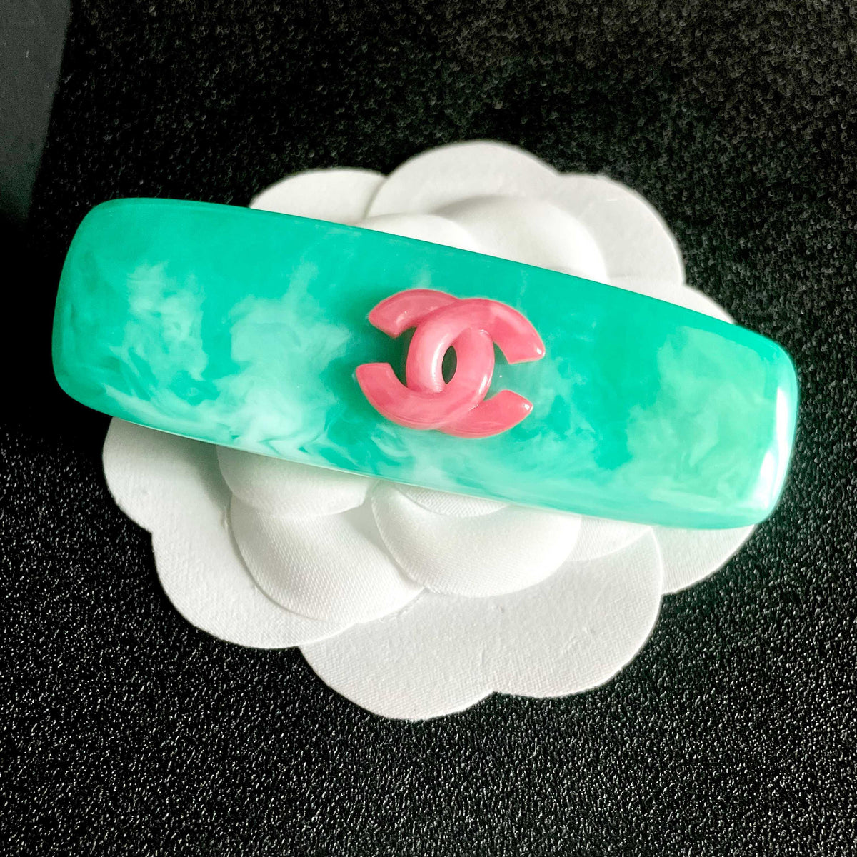 Double-C Emblem Hair Clip – Design 029 front product view