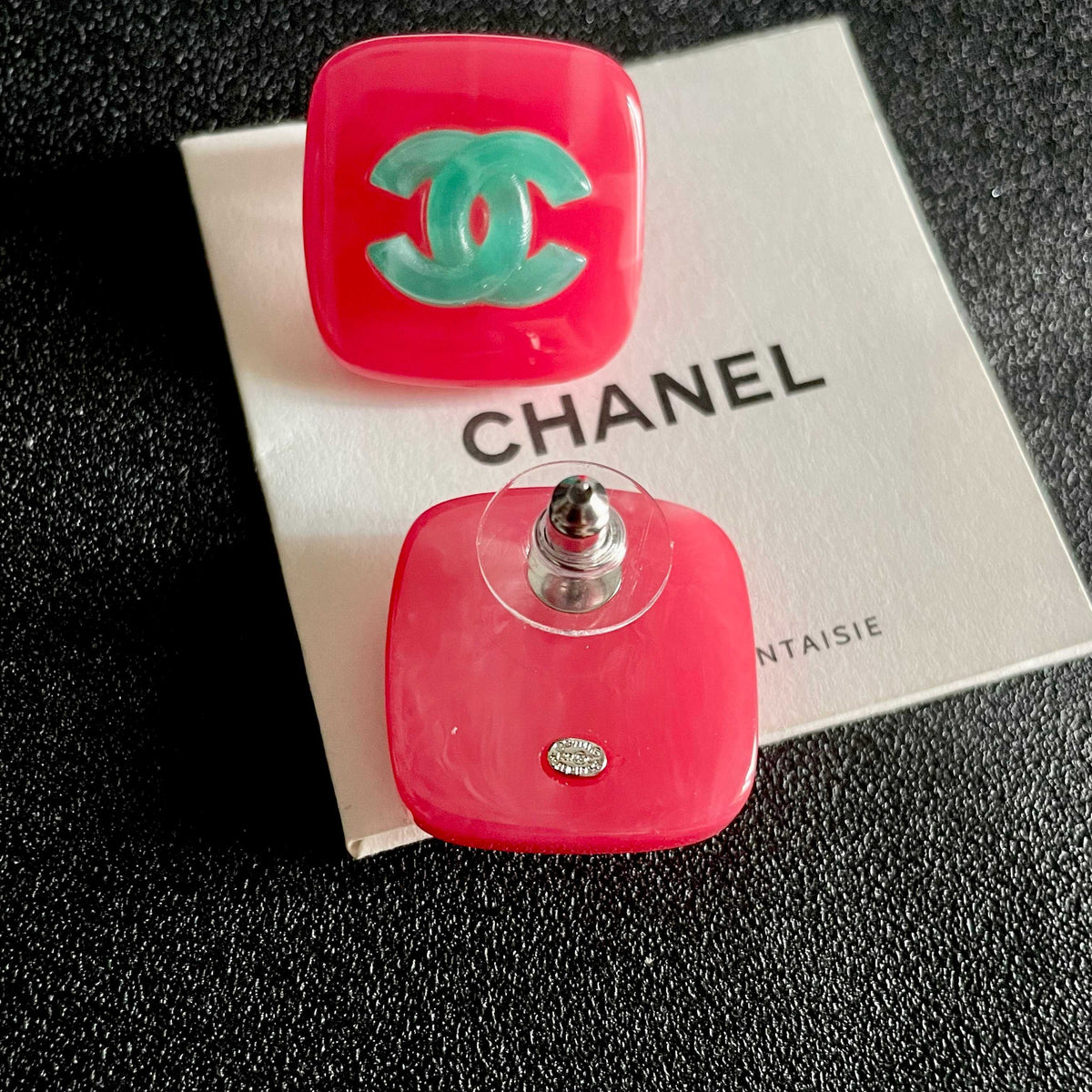 Double-C Emblem Stud Earrings in Polished Metal-Tone – Design 023 main product view
