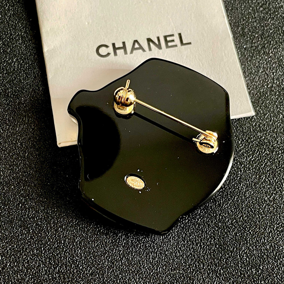 Double-C Emblem Brooch in Polished Metal-Tone – Design 051 main product view