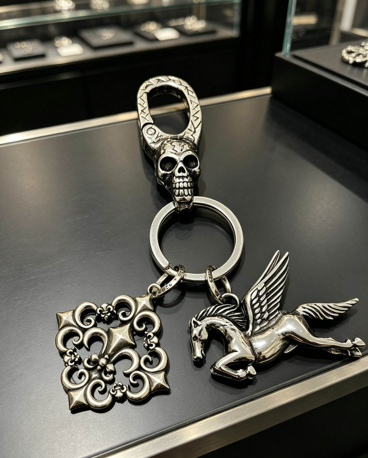 Skull Keychain in Antique Silver-Tone – Design 03 side detail