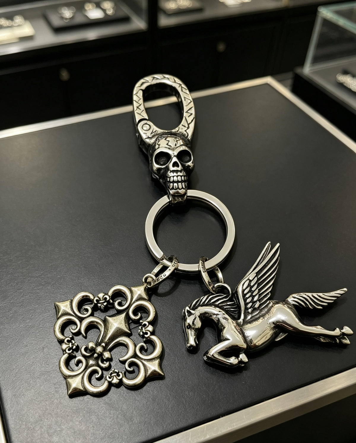 Skull Keychain in Antique Silver-Tone – Design 03 close-up detail
