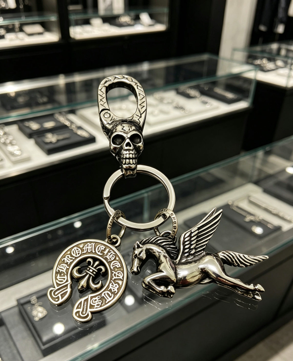 Skull Keychain in Antique Silver-Tone – Design 02 detail view
