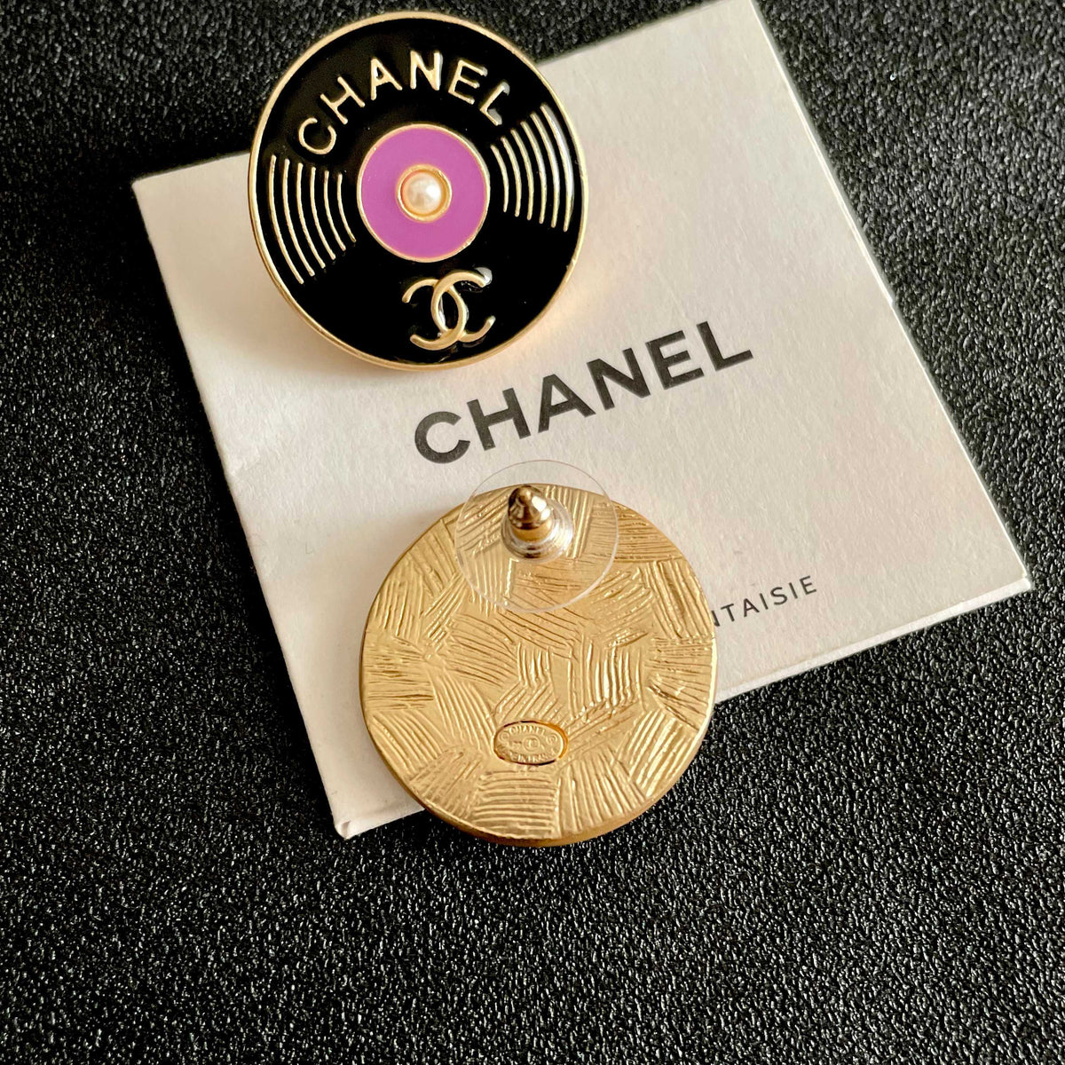 Double-C Emblem Stud Earrings in Polished Metal-Tone – Design 359 main product view