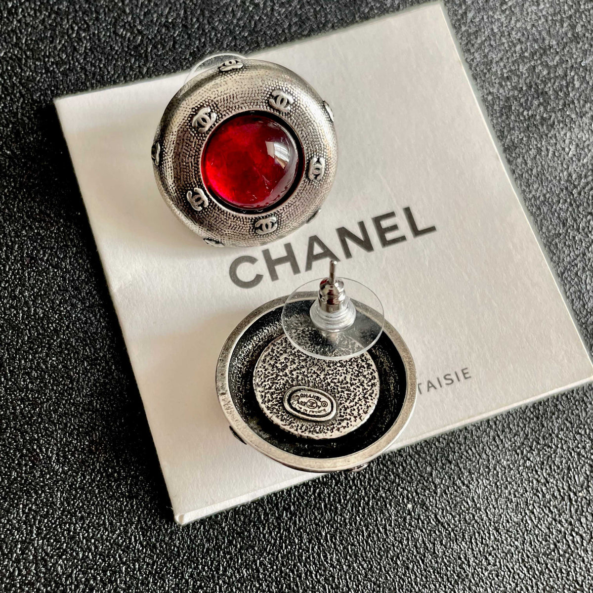 Double-C Emblem Stud Earrings in Polished Metal-Tone – Design 170 main product view