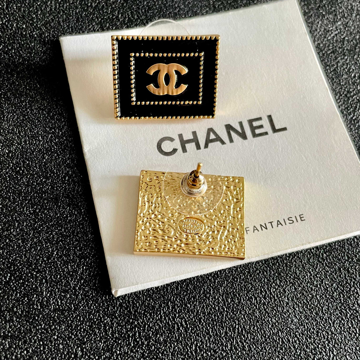 Double-C Emblem Stud Earrings in Polished Metal-Tone – Design 168 main product view