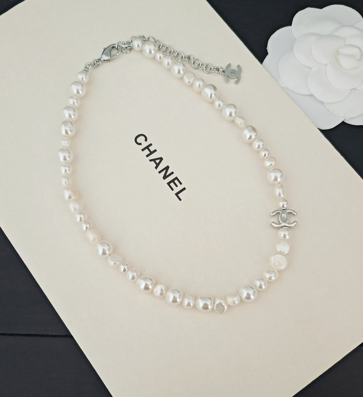 Pearl Pearl-Detail Pendant Necklace – Pearl Detail – Design 031 close-up detail