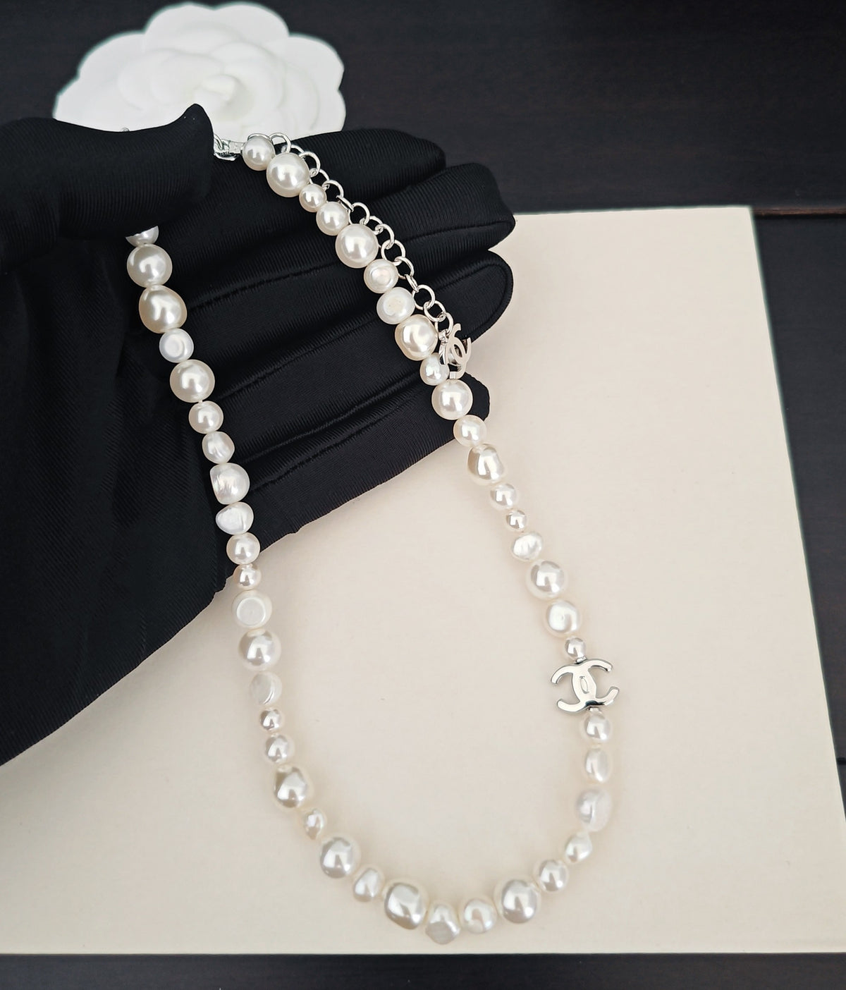 Pearl Pearl-Detail Pendant Necklace – Pearl Detail – Design 031 detail view