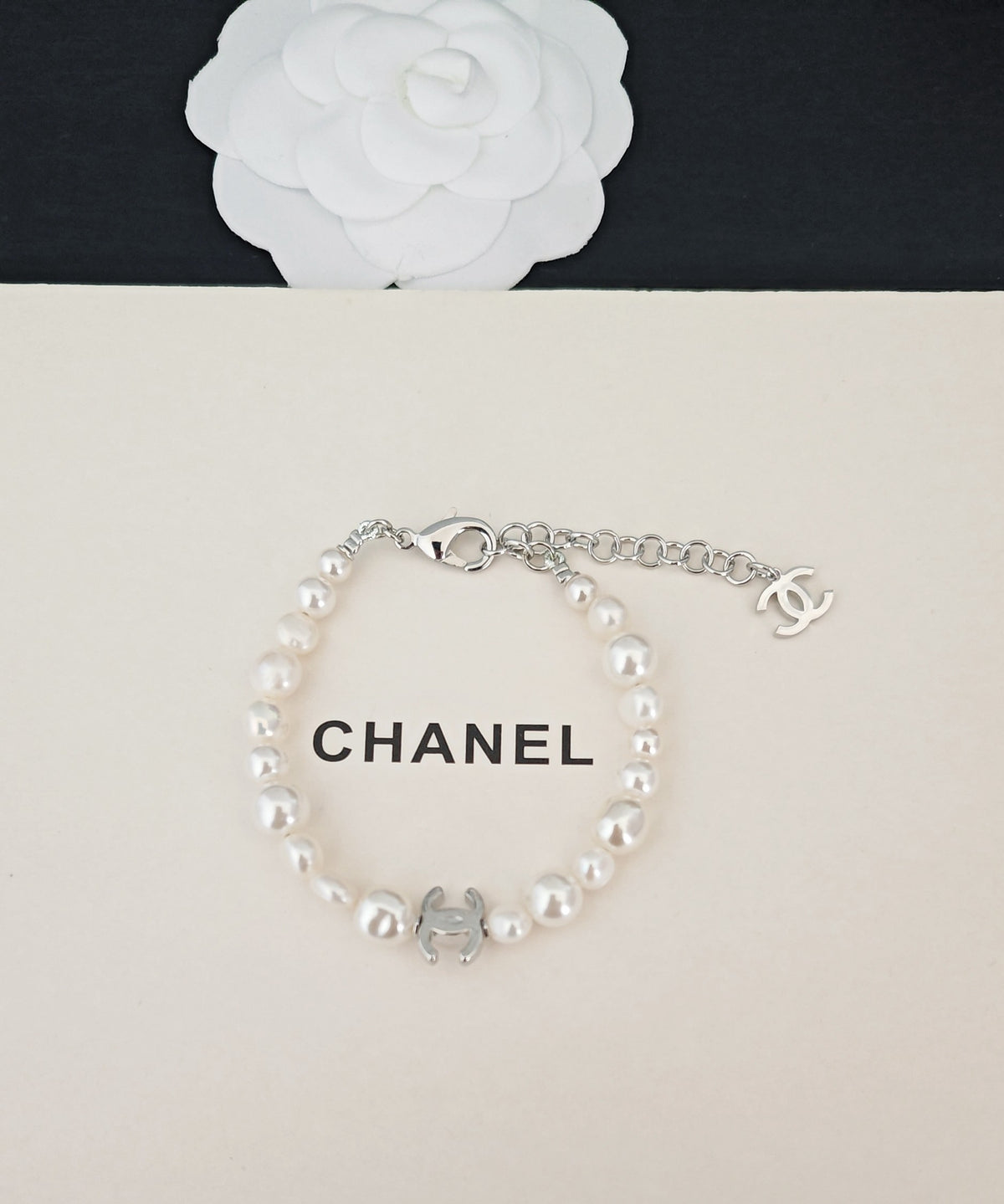 Pearl Bracelet in Gold-Tone – Pearl Detail – Design 005 detail view