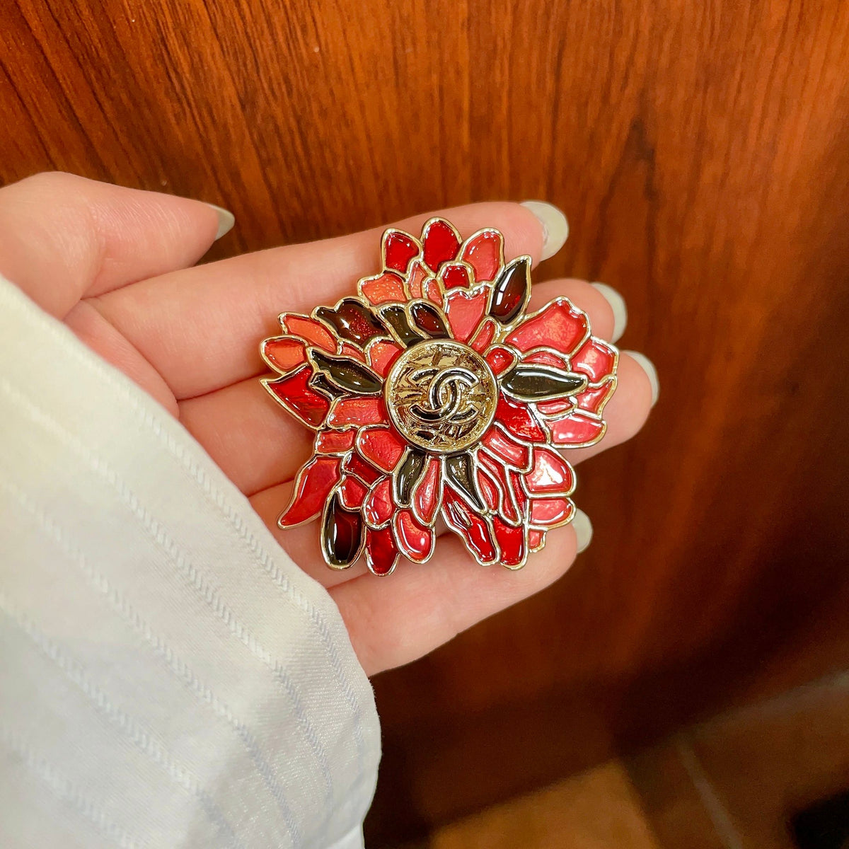 Signature Emblem Brooch in Polished Metal-Tone – Design 055 side detail