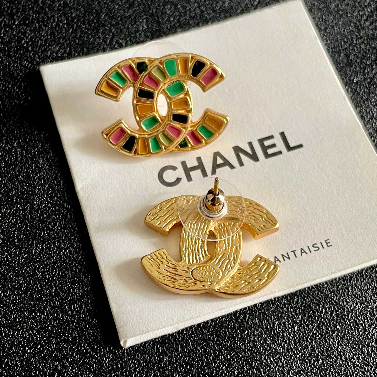Double-C Emblem Stud Earrings in Polished Metal-Tone – Design 370 main product view