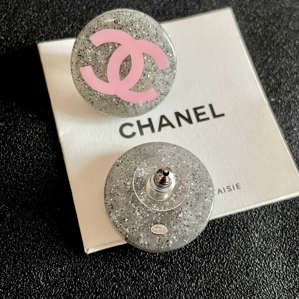 Double-C Emblem Stud Earrings in Polished Metal-Tone – Design 368 main product view
