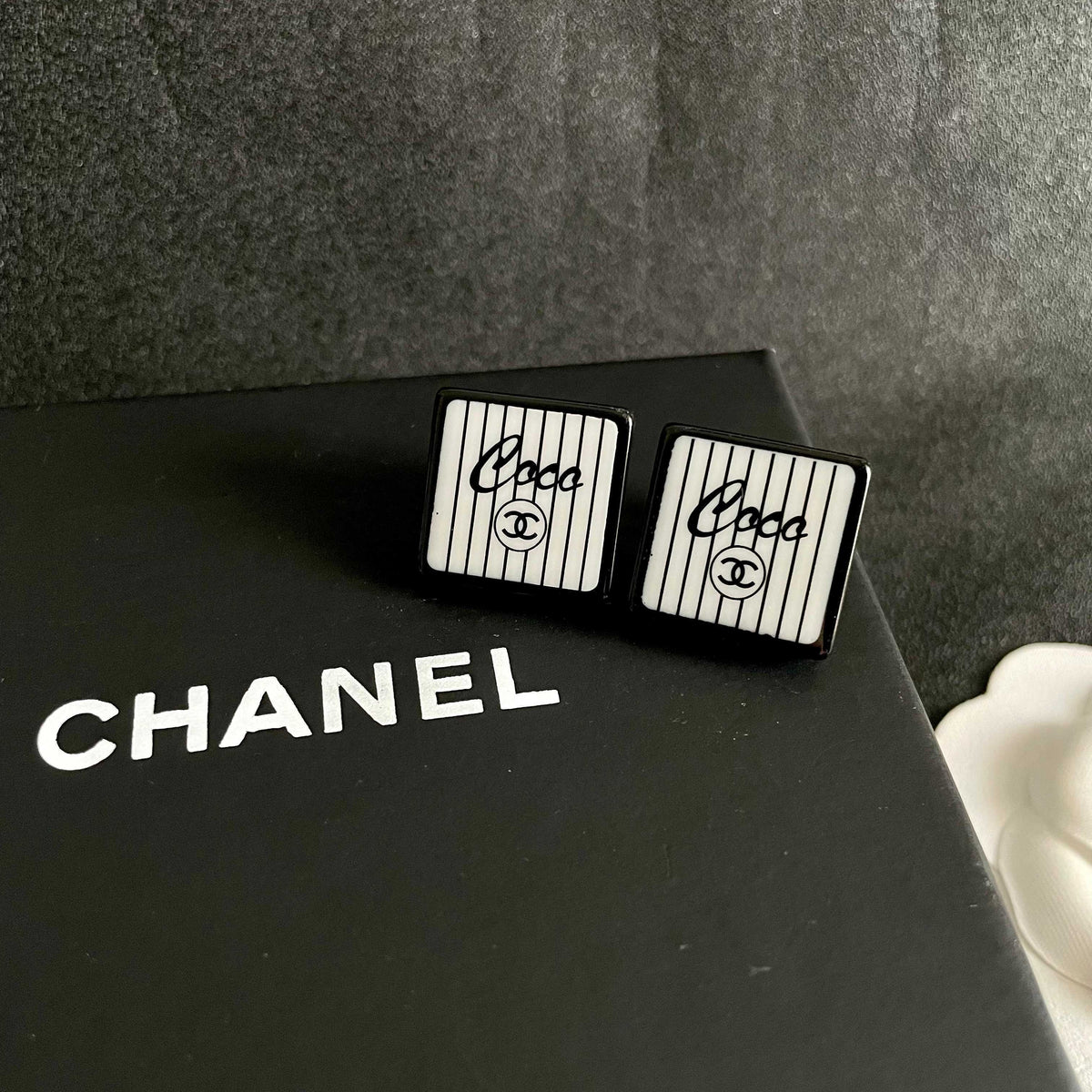 Double-C Emblem Stud Earrings in Polished Metal-Tone – Design 367 detail view