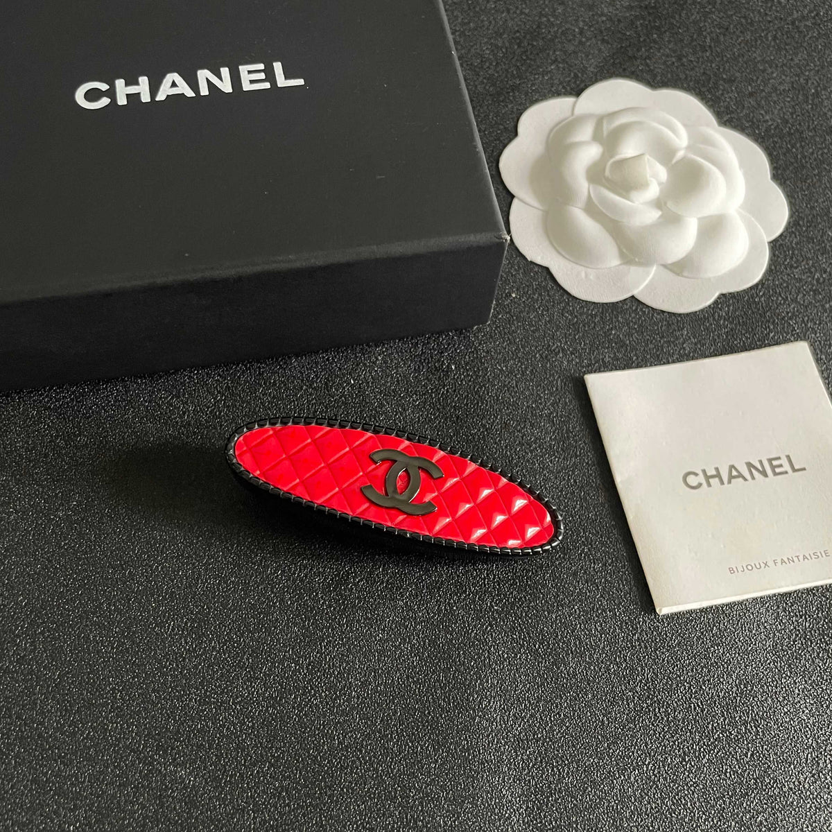 Double-C Emblem Hair Clip – Design 033 styled product view