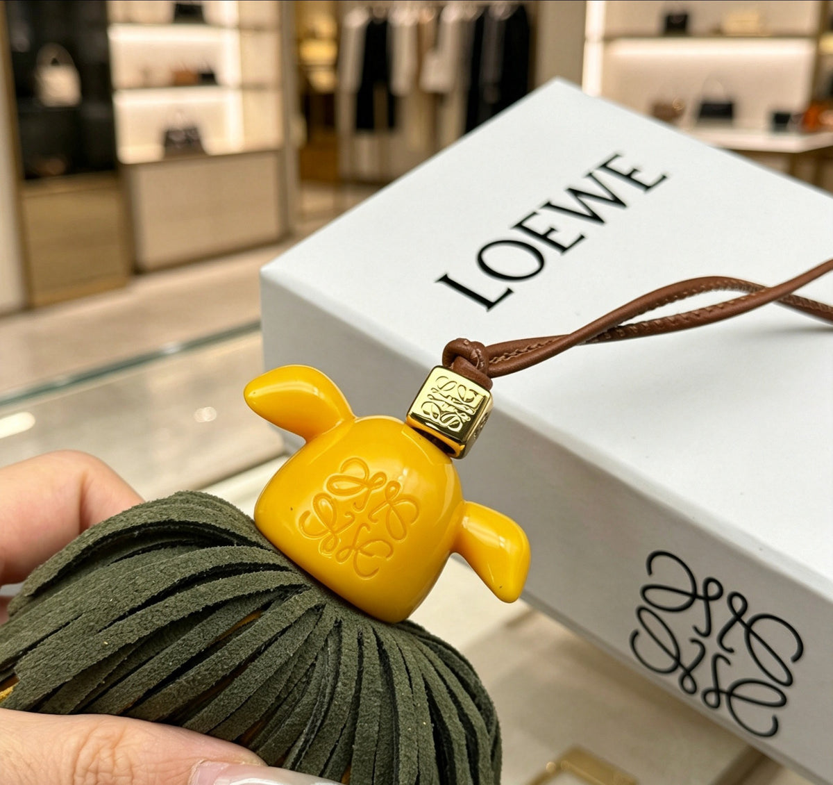 Elephant Motif Bag Charm in Polished Metal-Tone with Leather Detail – Design 03 side detail