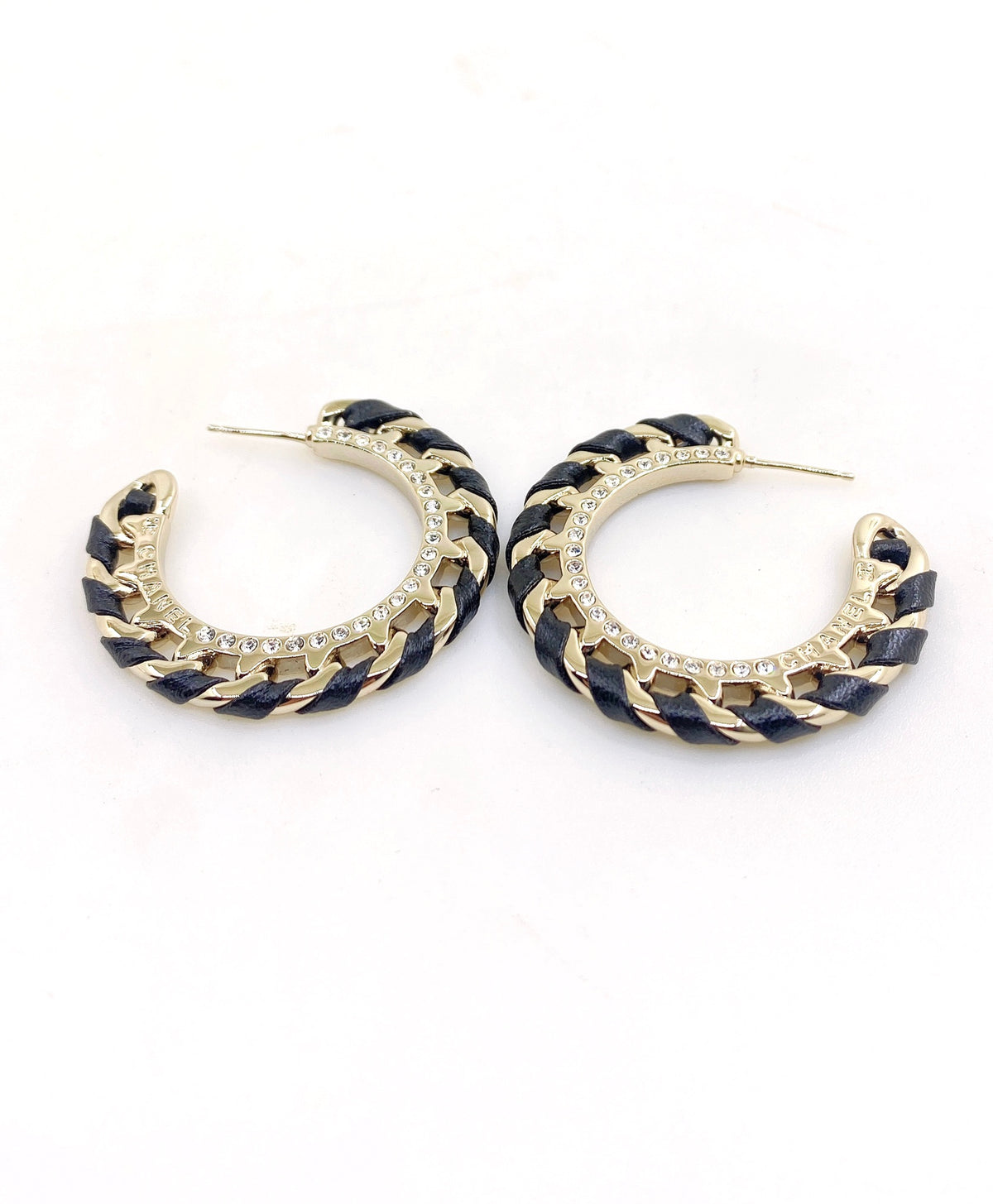 Round Jewelry Accessory in Gold-Tone – Black Detail – Design 002 main product view
