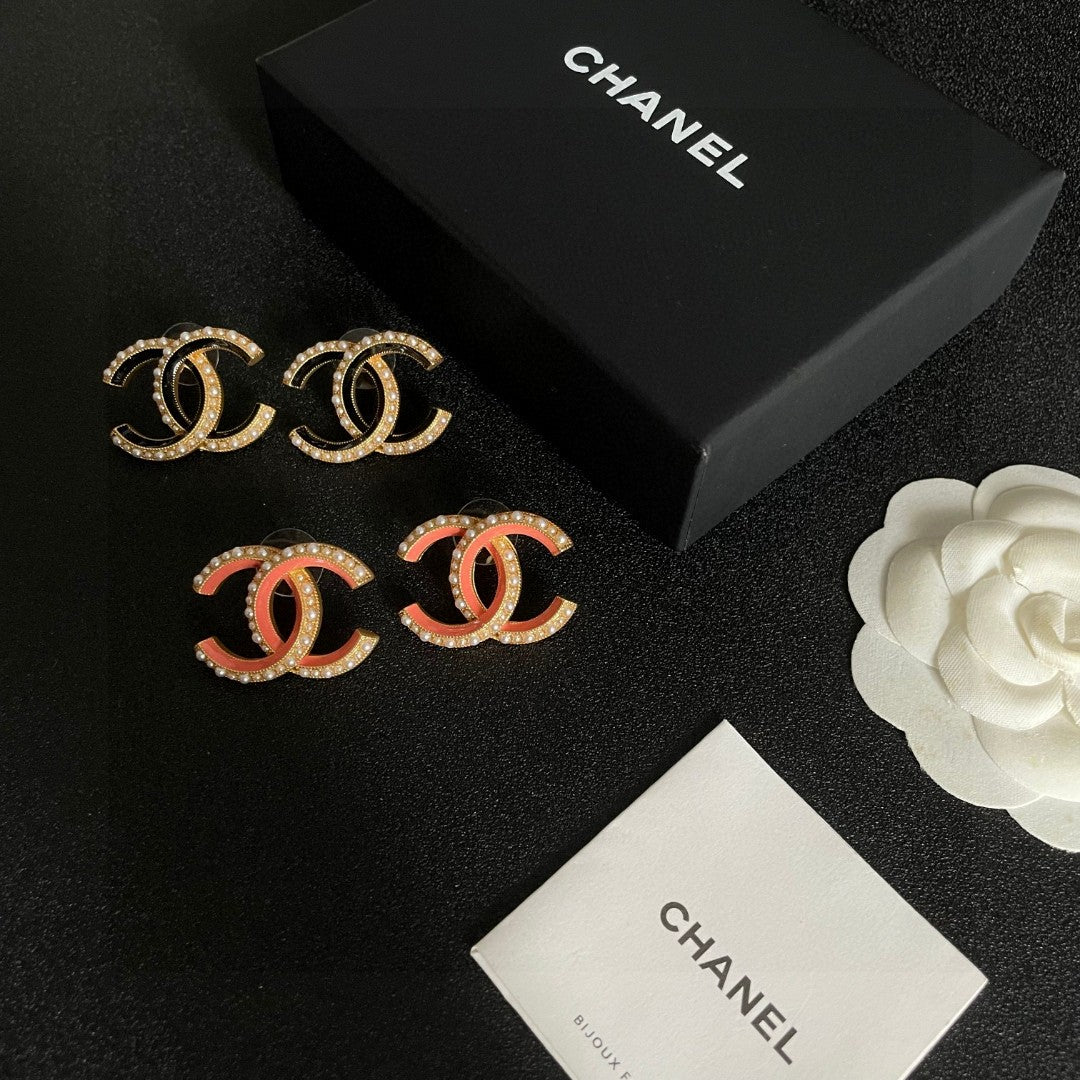 Double-C Emblem Pearl-Detail Stud Earrings – Pearl Detail – Design 031 side detail