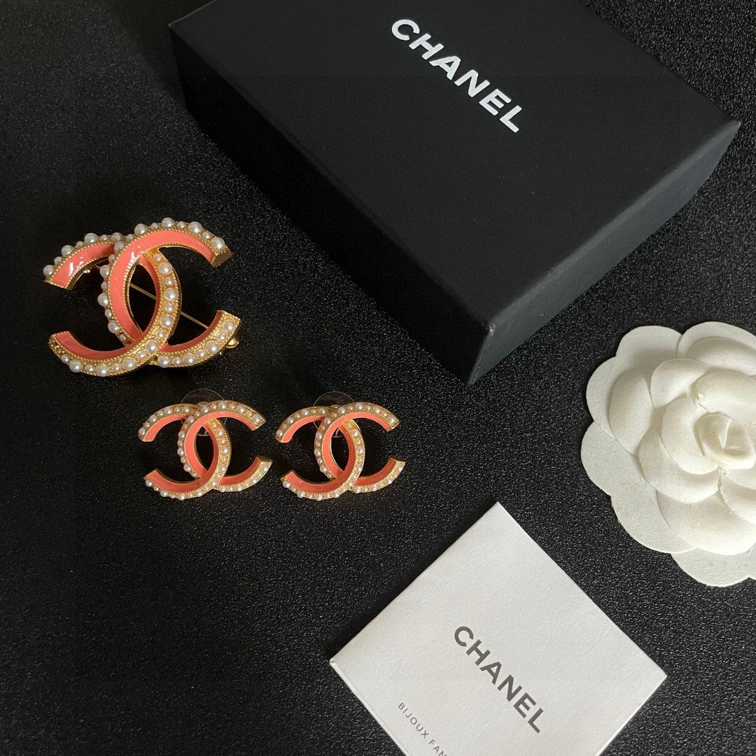 Double-C Emblem Pearl-Detail Stud Earrings – Pearl Detail – Design 002 side detail