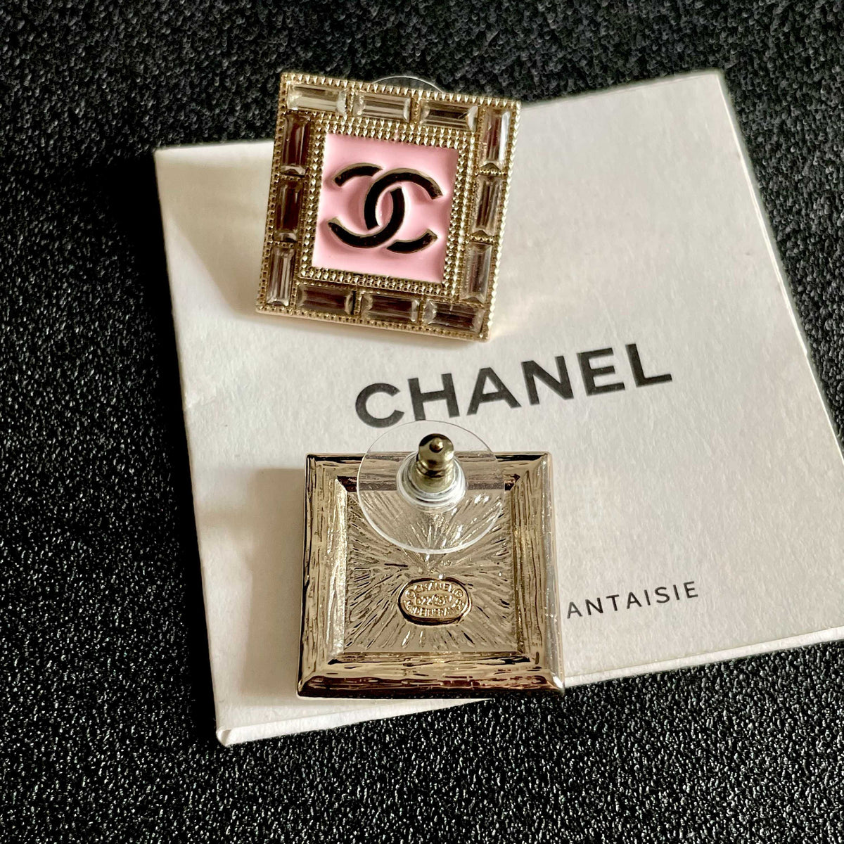 Double-C Emblem Stud Earrings in Polished Metal-Tone – Design 401 main product view