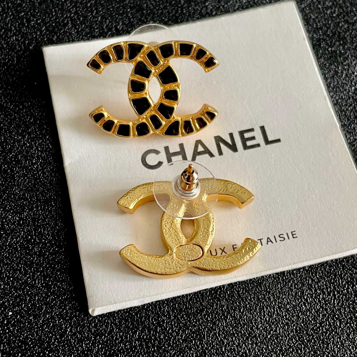 Double-C Emblem Stud Earrings in Polished Metal-Tone – Design 076 main product view