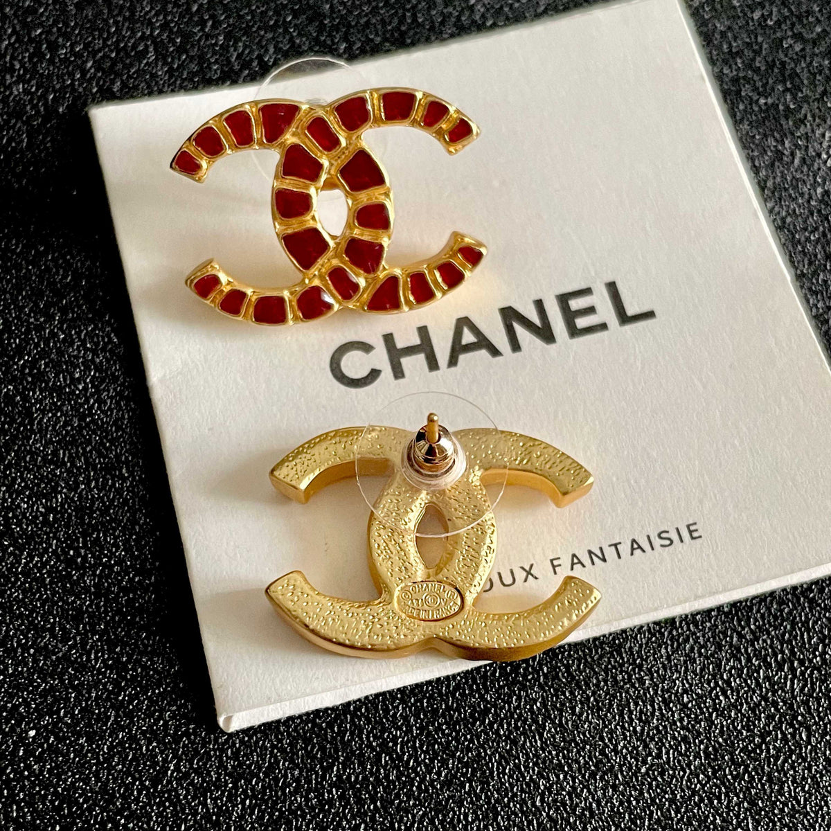 Double-C Emblem Stud Earrings in Polished Metal-Tone – Design 075 main product view