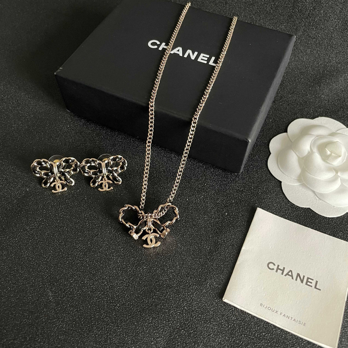 Letter Pendant Necklace in Polished Metal-Tone – Design 017 close-up detail