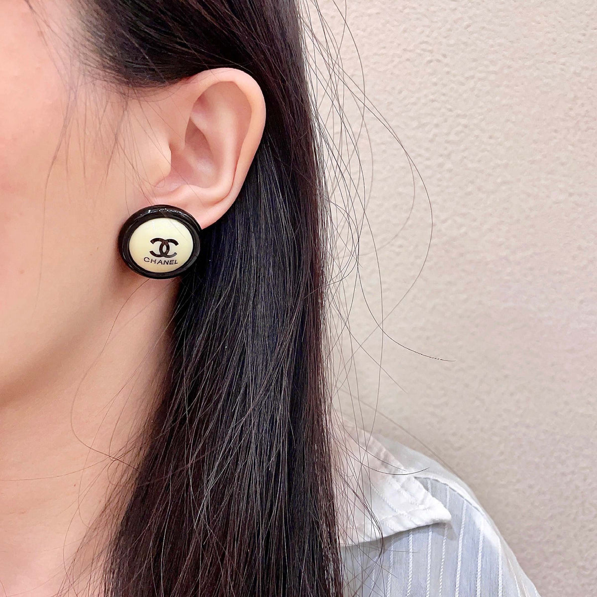 Double-C Emblem Stud Earrings in Polished Metal-Tone – Design 448 detail view