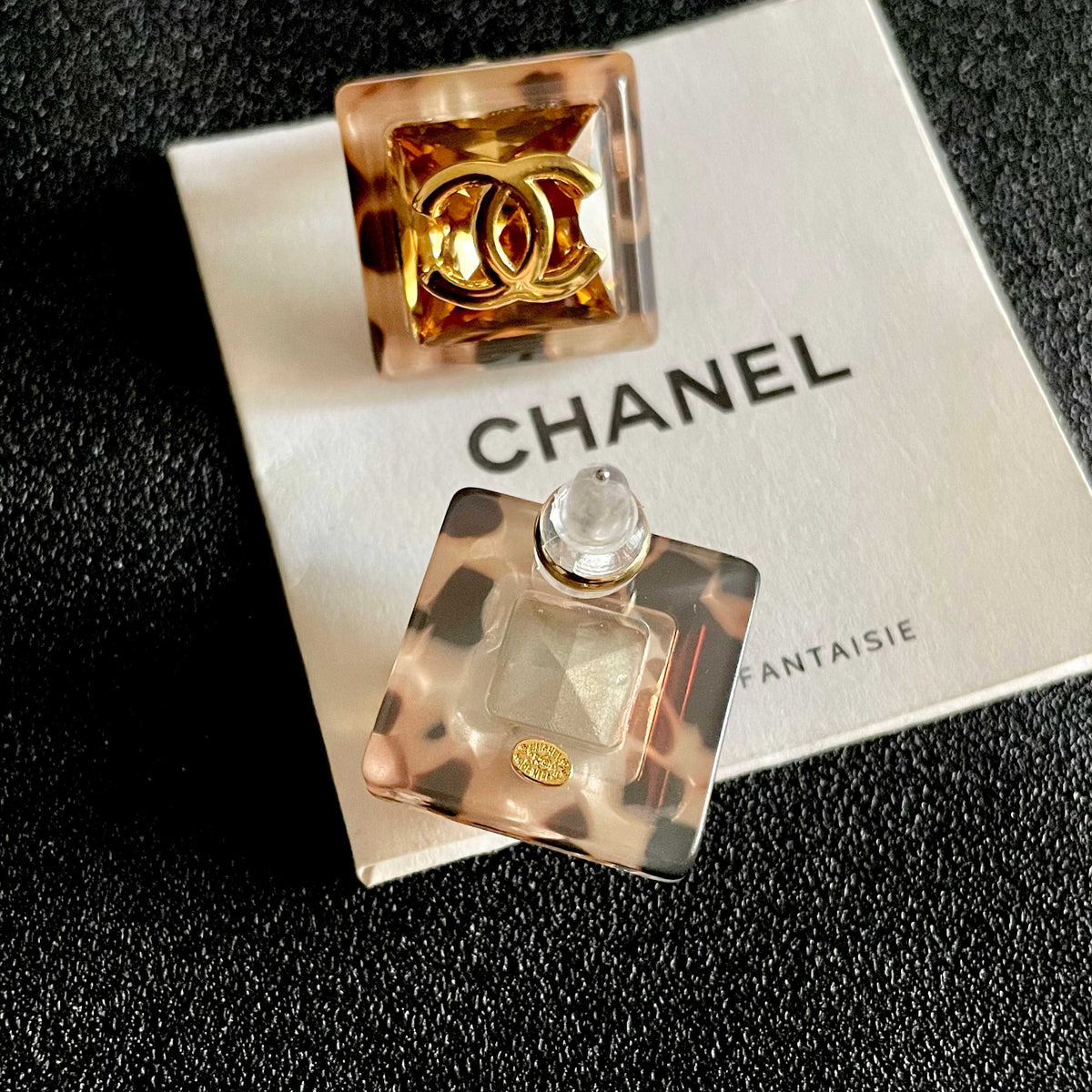 Double-C Emblem Stud Earrings in Polished Metal-Tone – Design 446 main product view