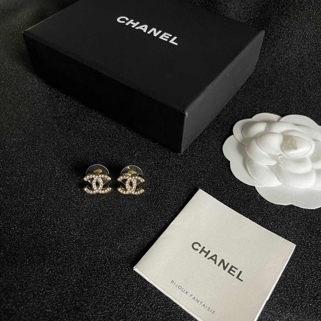 Double-C Emblem Stud Earrings in Polished Metal-Tone – Design 442 close-up detail