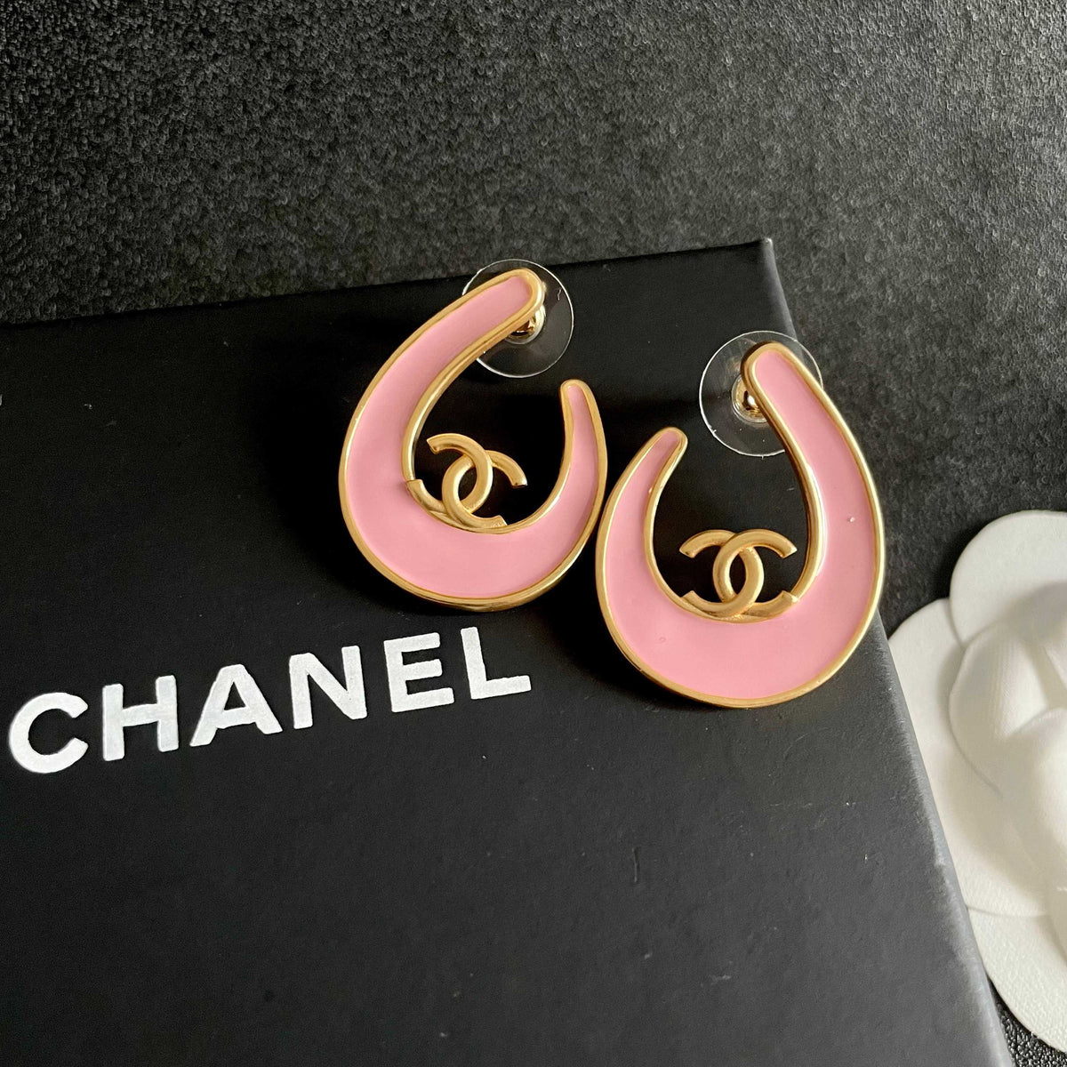 Double-C Emblem Stud Earrings in Polished Metal-Tone – Design 073 detail view
