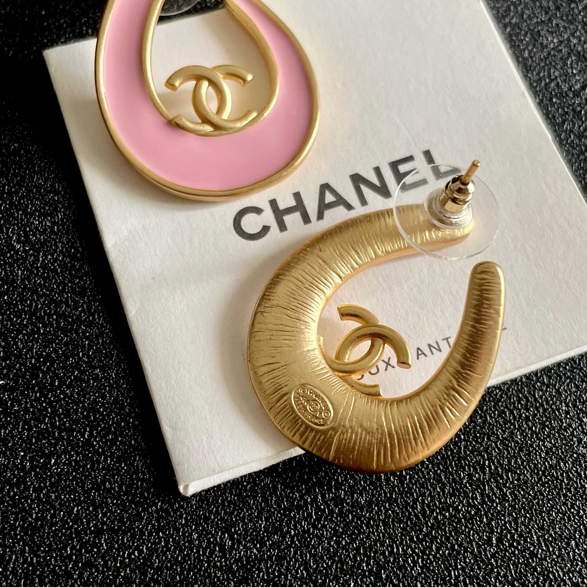 Double-C Emblem Stud Earrings in Polished Metal-Tone – Design 421 main product view