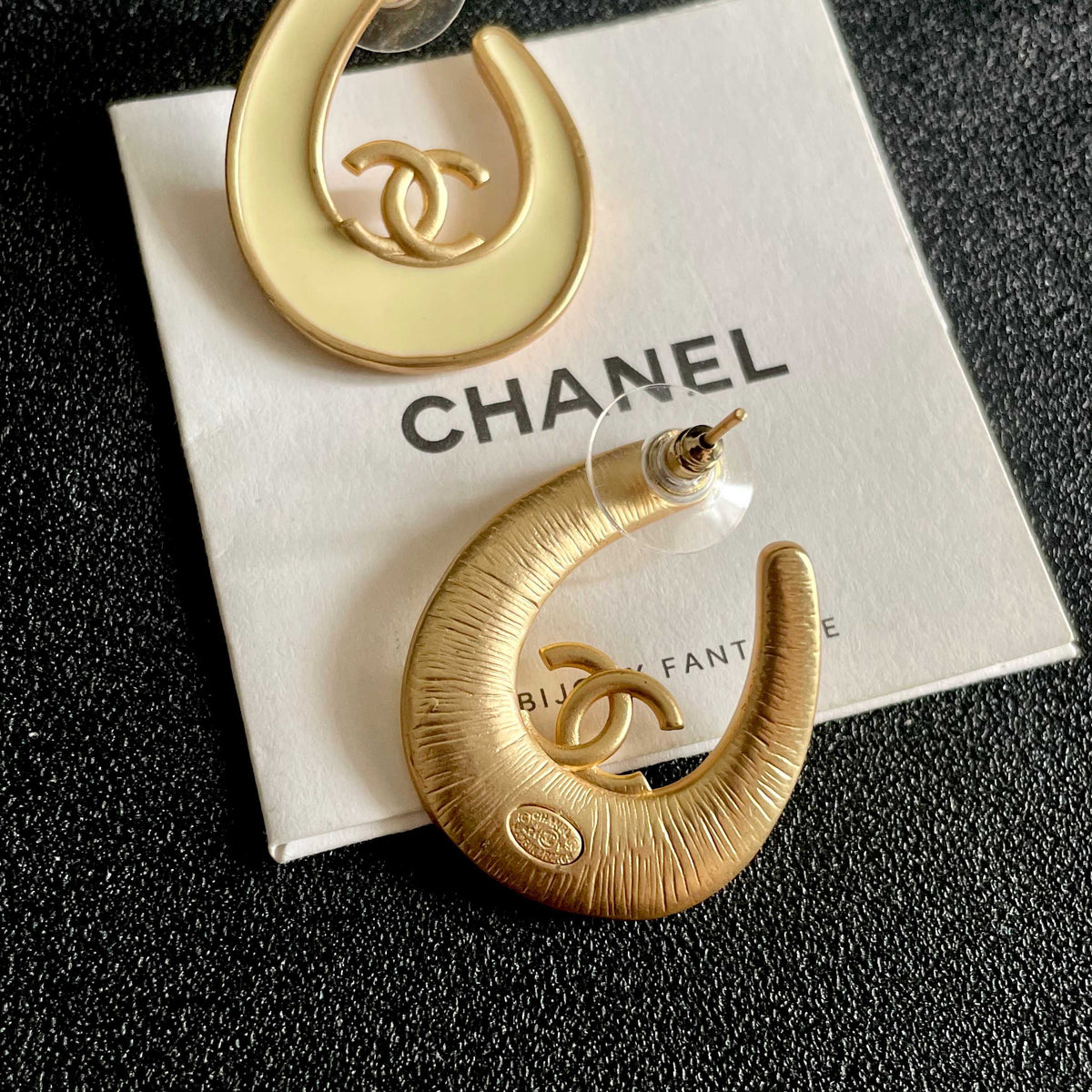 Double-C Emblem Stud Earrings in Polished Metal-Tone – Design 460 main product view