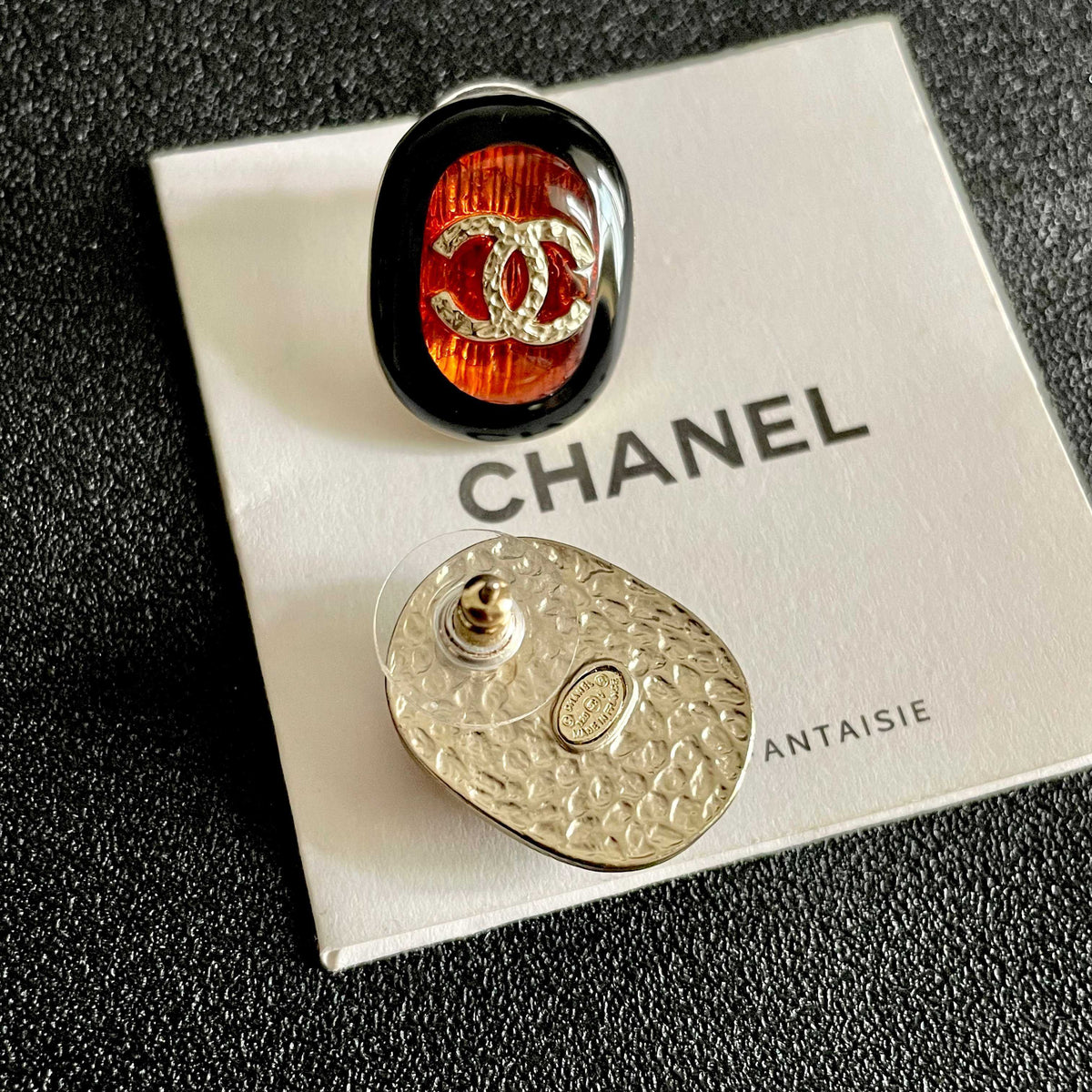 Double-C Emblem Stud Earrings in Polished Metal-Tone – Design 418 main product view