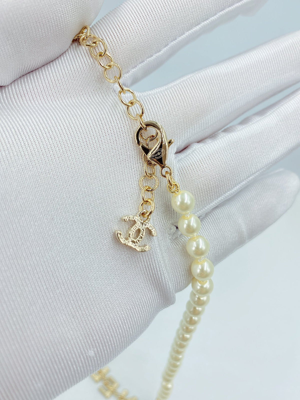 Letter Pearl-Detail Pendant Necklace – Pearl Detail – Design 009 side detail