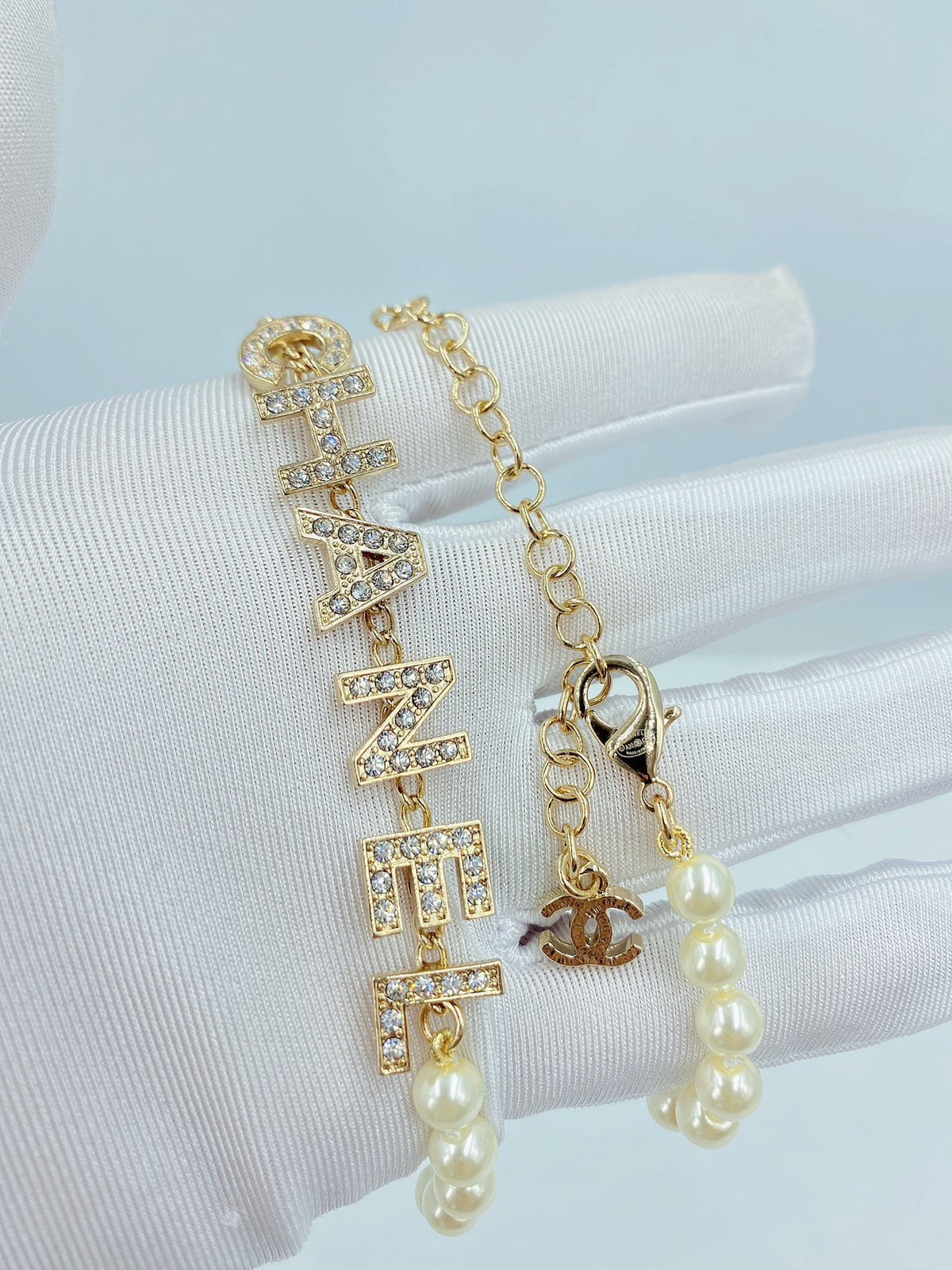 Letter Pearl-Detail Pendant Necklace – Pearl Detail – Design 009 detail view