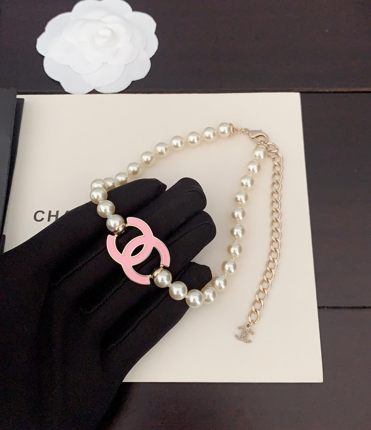 Pearl Pearl-Detail Pendant Necklace – Pearl Detail – Design 062 detail view