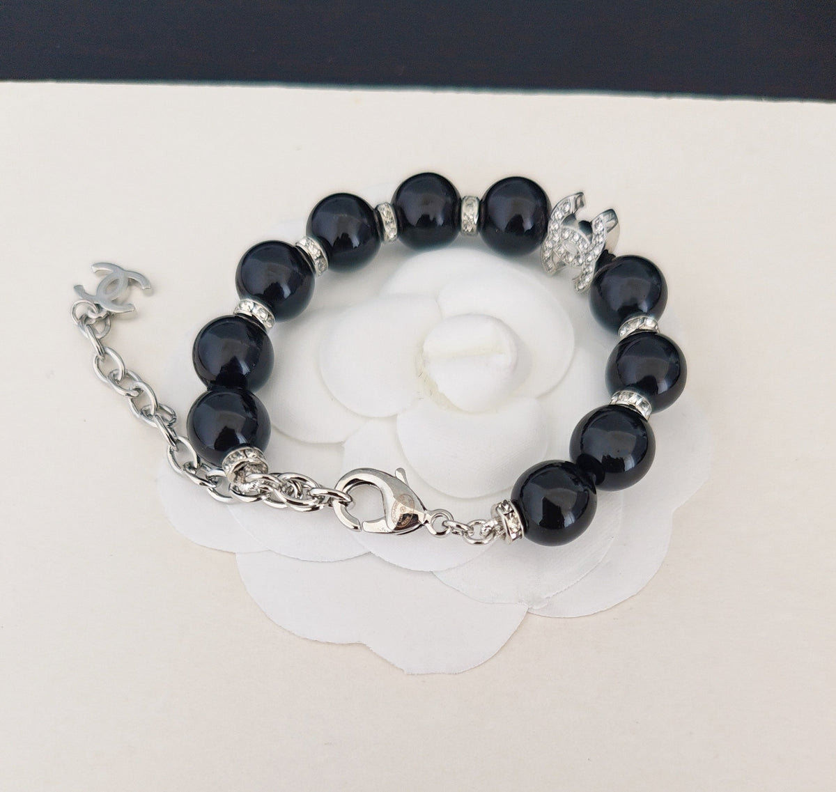 Pearl Bracelet in Gold-Tone – Pearl Detail – Design 007 front product view