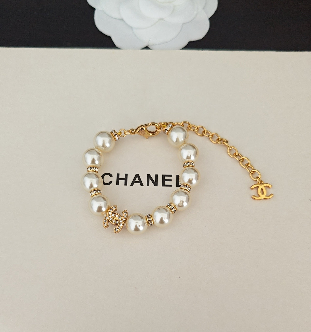 Pearl Bracelet in Gold-Tone – Pearl Detail – Design 006 front product view