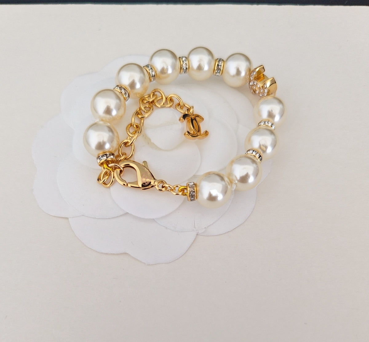 Pearl Bracelet in Gold-Tone – Pearl Detail – Design 008 detail view