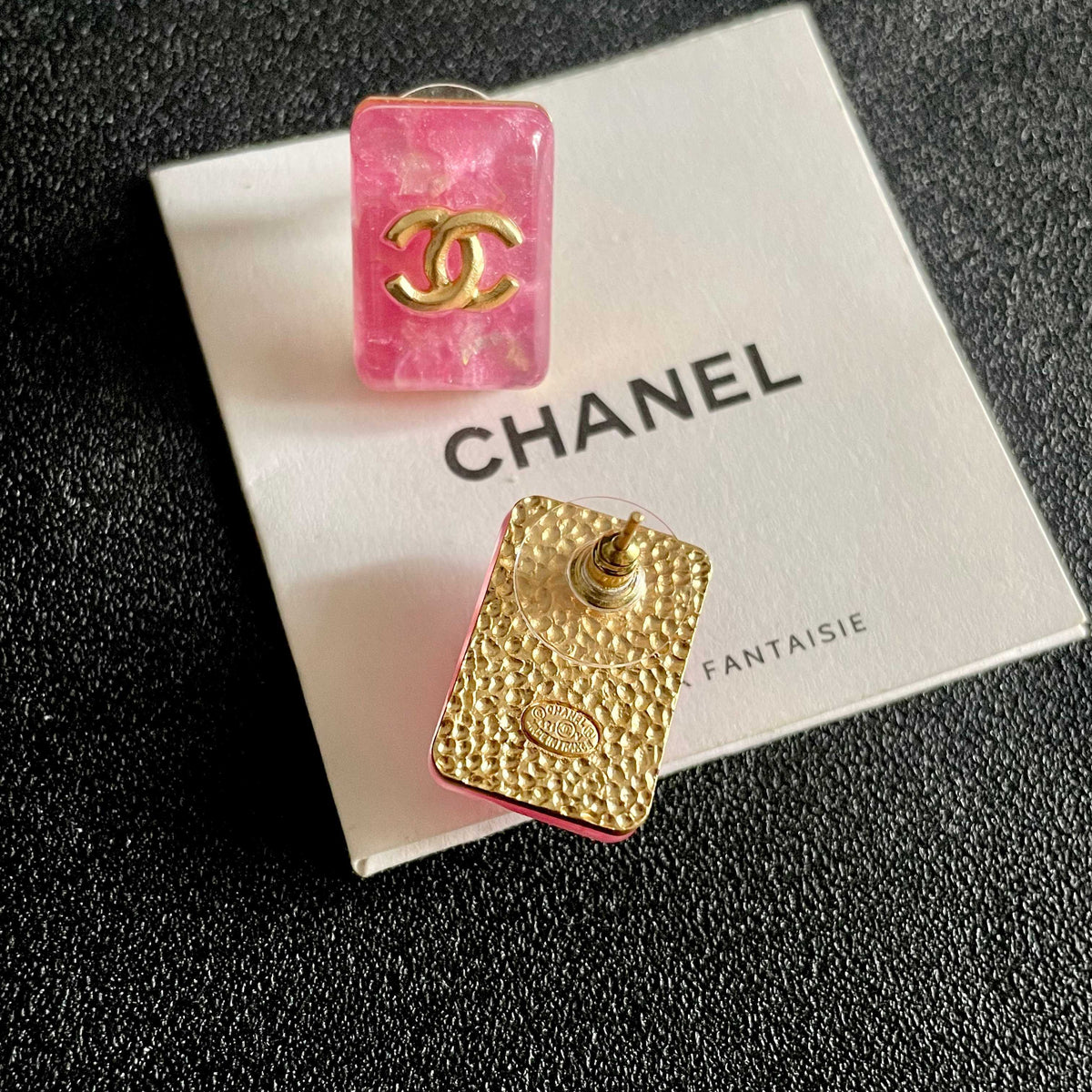 Double-C Emblem Stud Earrings in Polished Metal-Tone – Design 409 main product view