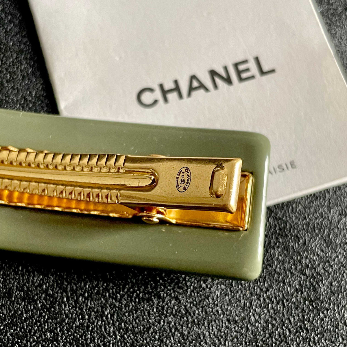 Double-C Emblem Hair Clip – Design 039 main product view