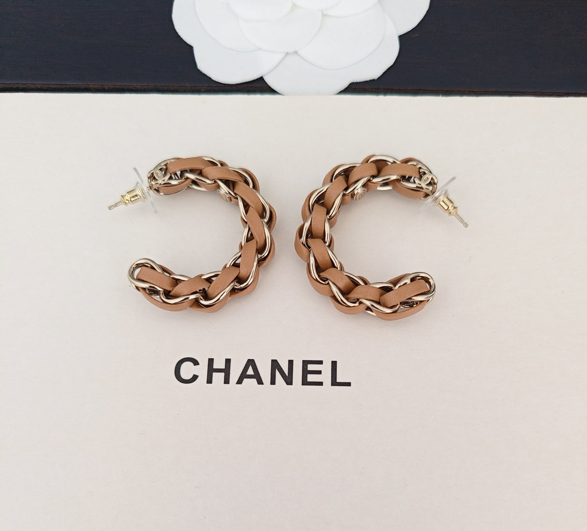 Signature Emblem Jewelry Accessory in Gold-Tone – Design 032 close-up detail