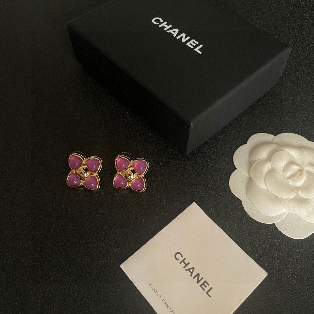 Double-C Emblem Stud Earrings in Polished Metal-Tone – Design 474 close-up detail
