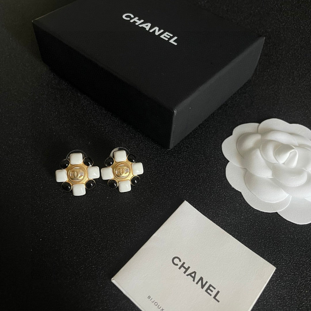 Double-C Emblem Stud Earrings in Polished Metal-Tone – Design 433 close-up detail