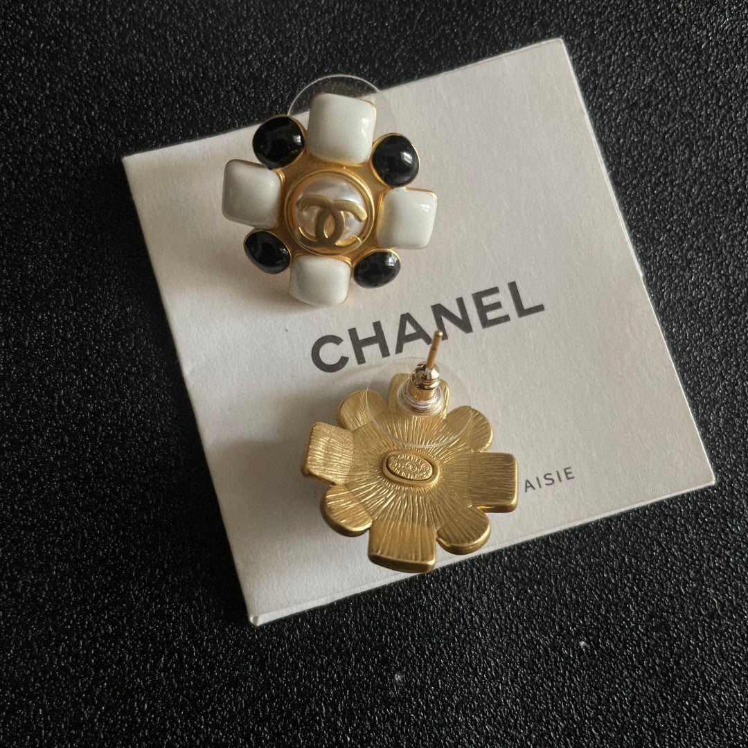 Double-C Emblem Stud Earrings in Polished Metal-Tone – Design 433 main product view