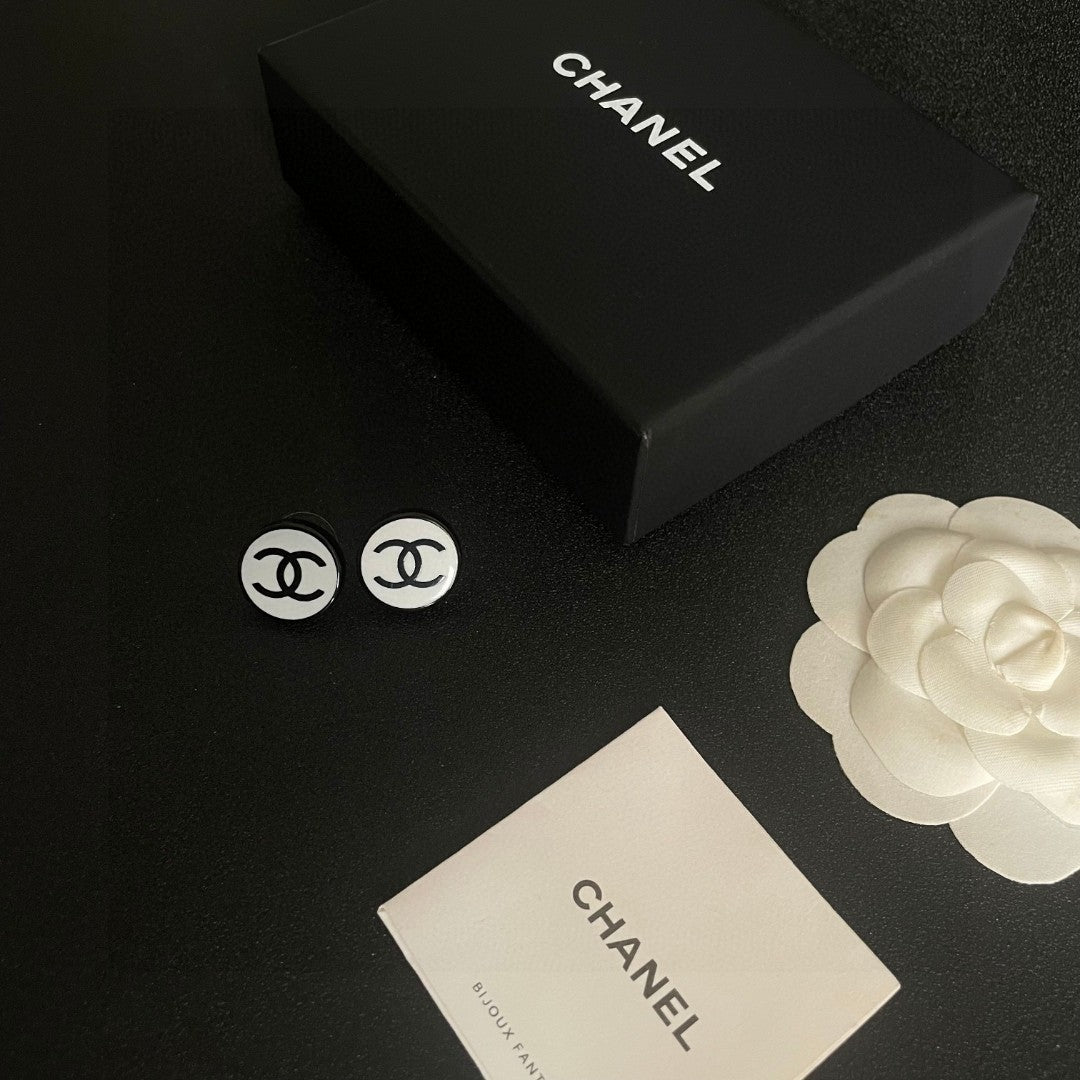 Double-C Emblem Stud Earrings in Polished Metal-Tone – Design 432 close-up detail