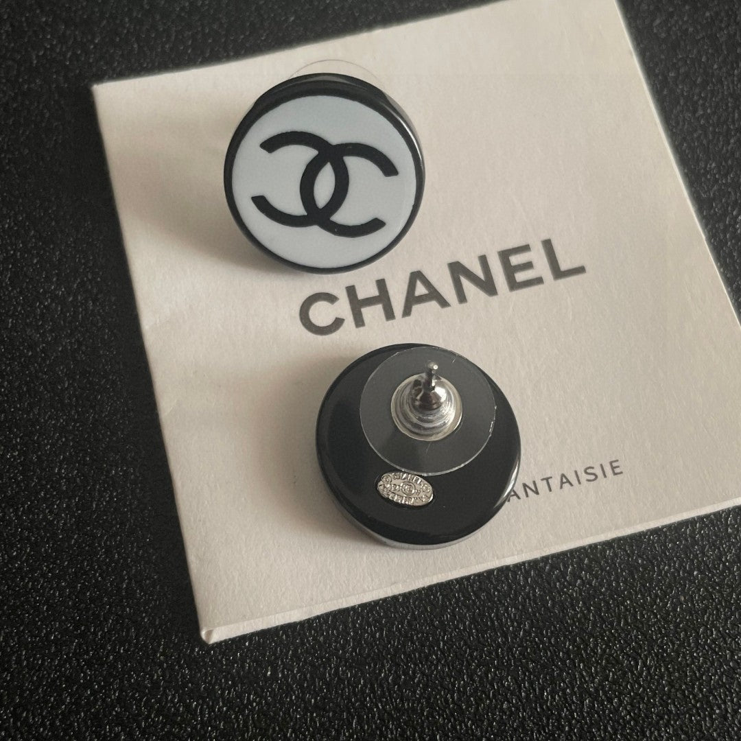 Double-C Emblem Stud Earrings in Polished Metal-Tone – Design 470 main product view