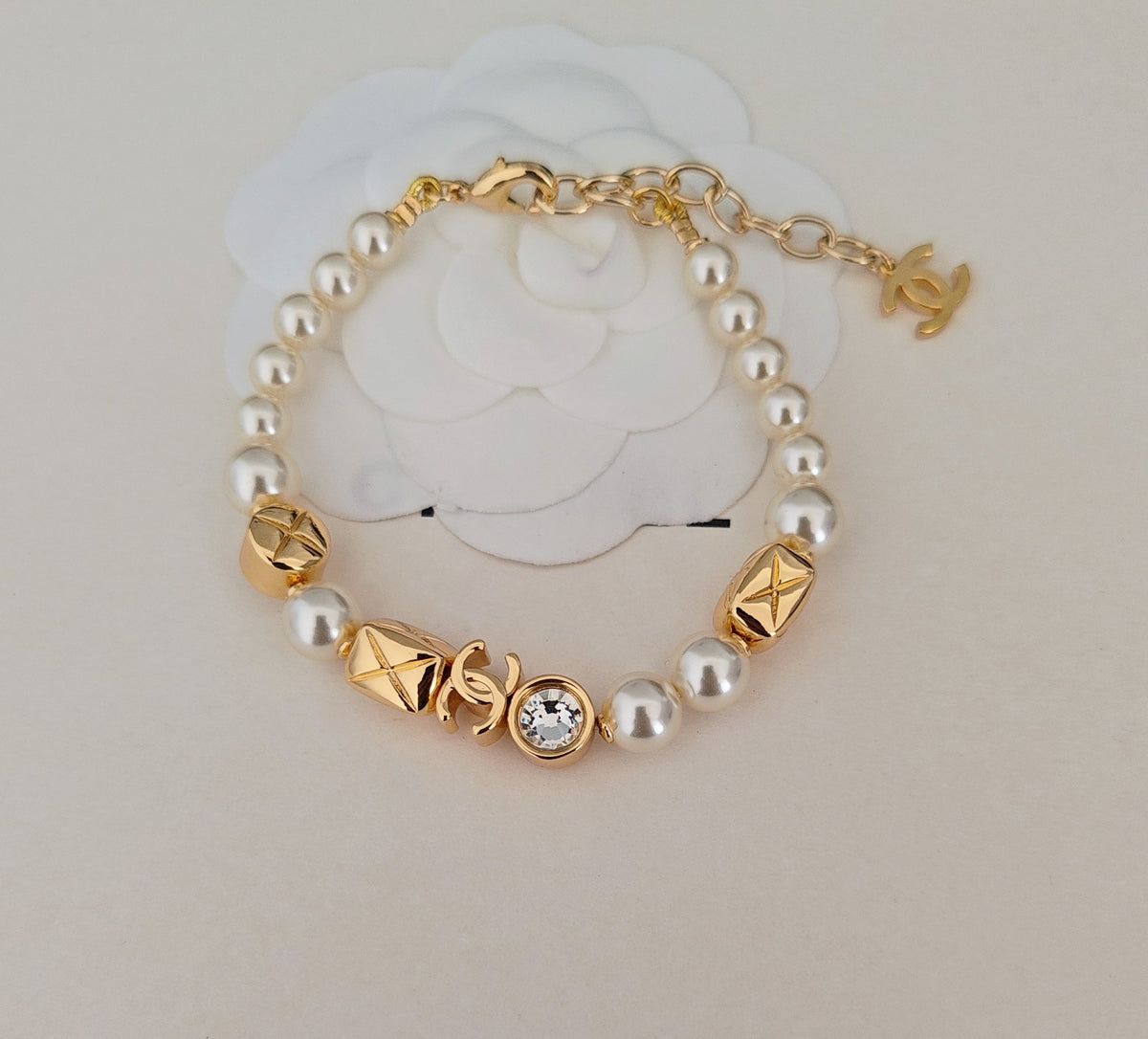 Pearl Bracelet in Gold-Tone – Pearl Detail – Design 002 side detail