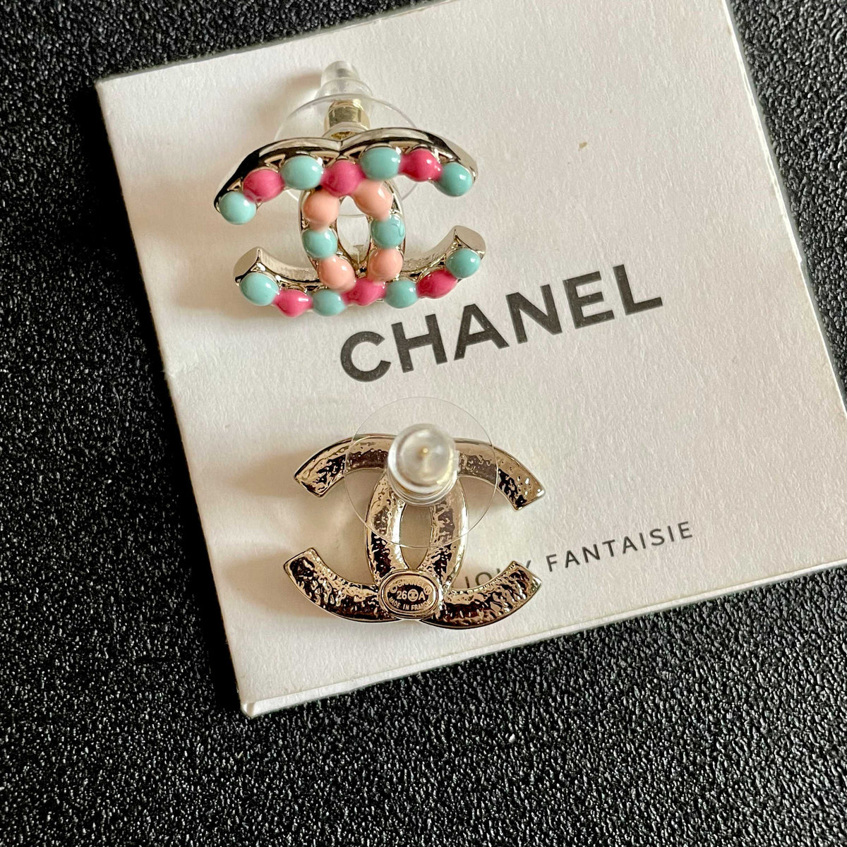 Double-C Emblem Stud Earrings in Polished Metal-Tone – Design 136 main product view