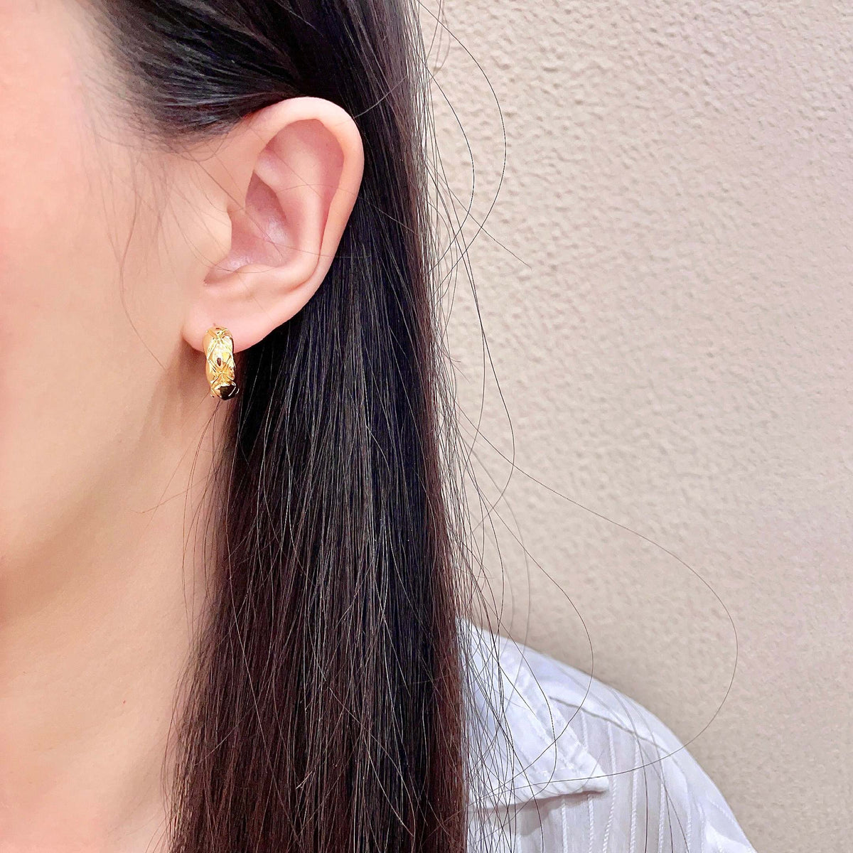 Double-C Emblem Stud Earrings in Polished Metal-Tone – Design 095 detail view